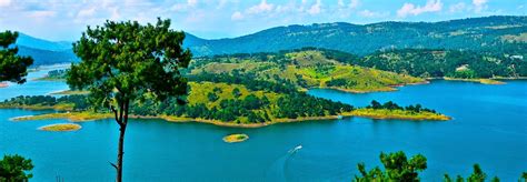 Umiam Lake (Shillong) .